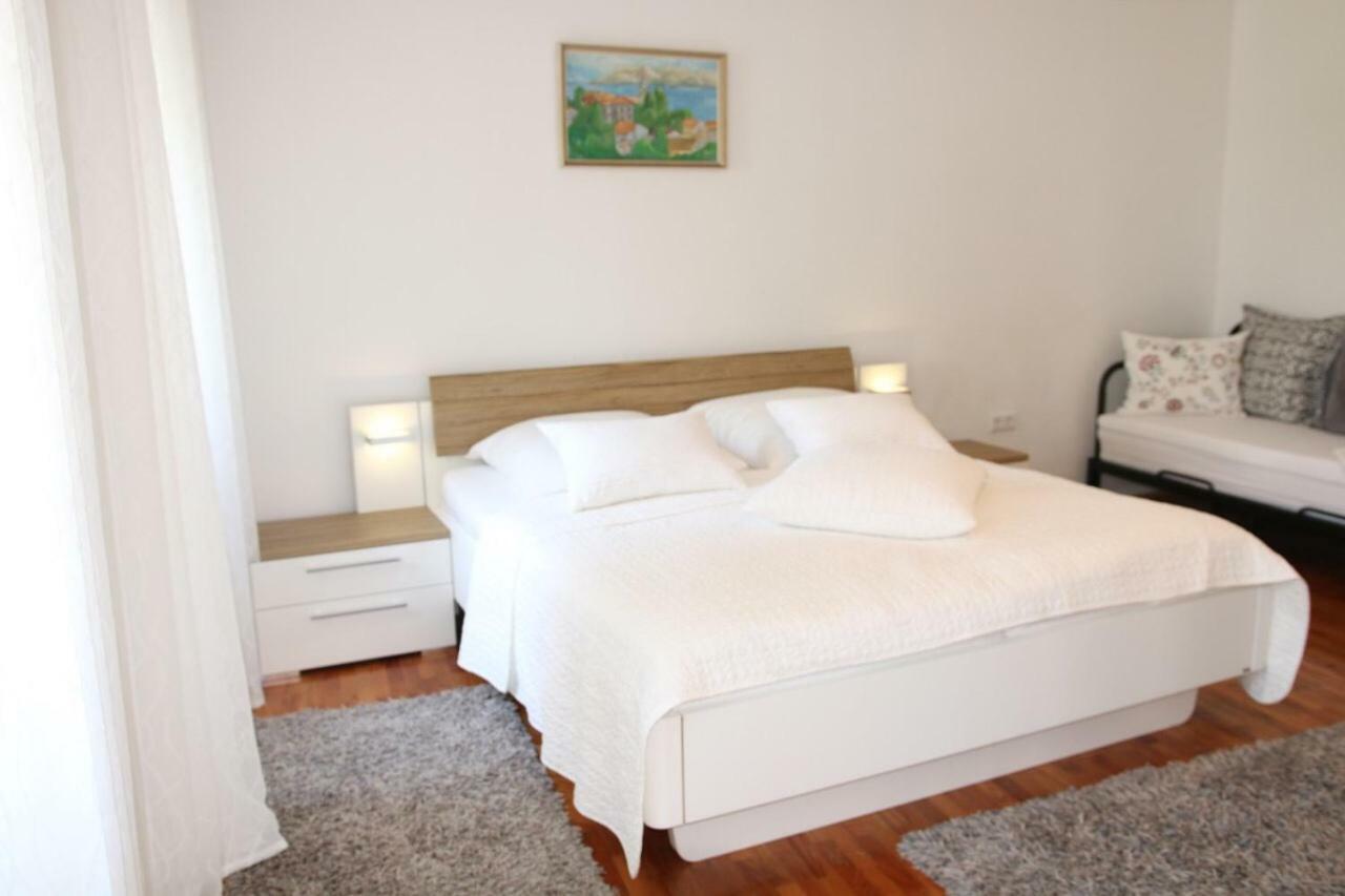 Central House Nona Crikvenica Bagian luar foto